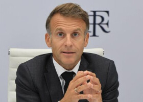 先進７カ国（Ｇ７）とのテレビ会議後に発言するフランスのマクロン大統領＝２日、パリ（ＡＦＰ時事）