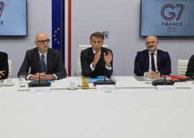 Ｇ７首脳とのテレビ会議を終え、発言するフランスのマクロン大統領（中央）＝２日、パリ（ＥＰＡ時事）