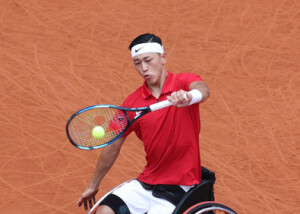 パリ・パラリンピック車いすテニス男子シングルス決勝でプレーする小田凱人＝９月７日、パリ