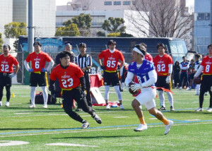 フラッグフットボールをプレーする富士通の選手ら＝２３日、川崎市