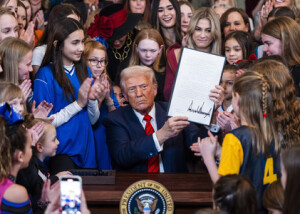 トランスジェンダー選手の女子競技参加を禁じる大統領令に署名したトランプ米大統領（中央）＝２月５日、ワシントン（ＥＰＡ時事）