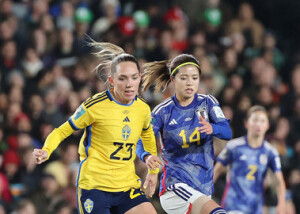 サッカー女子Ｗ杯準々決勝、スウェーデン戦の前半、競り合う長谷川唯（右）＝２０２３年８月、ニュージーランド・オークランド