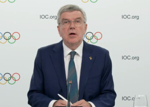 １２日、リモート取材に応じるＩＯＣのバッハ会長