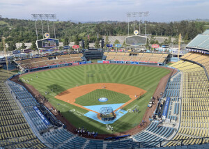 ２０２８年ロサンゼルス五輪で野球の会場に決まったドジャースタジアム＝１５日、米ロサンゼルス