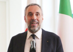 記者会見するミラノ・コルティナ五輪・パラリンピック大会組織委員会のアンドレア・バルニエ最高経営責任者（ＣＥＯ）＝１６日、東京都内
