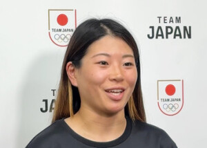 研修会で取材に応じる冨田せな＝２４日、東京都北区
