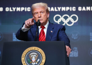 ２０２８年ロサンゼルス五輪に向けた対策本部設置の大統領令に署名し、記者団の質問を受けるトランプ米大統領＝５日、ワシントン（ＥＰＡ時事）