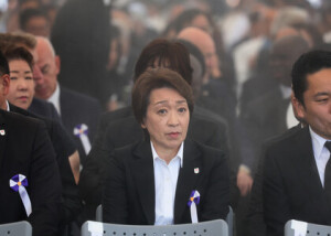 平和記念式典に参列した橋本聖子ＪＯＣ会長（中央）＝６日午前、広島市中区の平和記念公園
