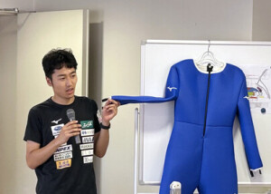 全日本スキー連盟によるジャンプスーツの新ルール説明会で話すミズノ社の尾形優也さん＝２日、札幌市大倉山ジャンプ競技場
