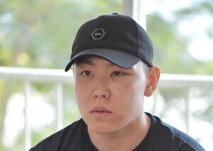 取材に応じるスピードスケート男子の新濱立也＝５月７日、宮崎市