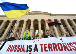 ロシアとベラルーシのパリ五輪への参加に反対するウクライナの活動家ら＝２６日、ジョージア（グルジア）・トビリシ（ＡＦＰ時事）