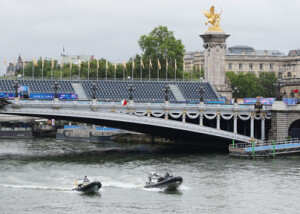 開会式を控え、セーヌ川を巡回する警備艇＝２６日、パリ