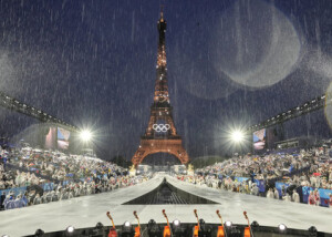 雨が降る中、エッフェル塔前にあるトロカデロ広場で行われた開会式＝２６日、パリ（代表撮影・時事）