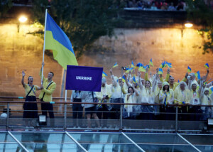 パリ五輪の開会式で、船に乗りセーヌ川を進むウクライナ選手団＝２６日、パリ