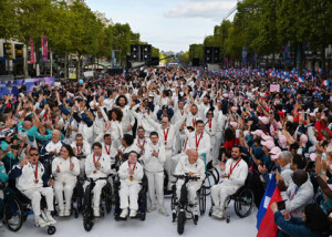 パリ五輪・パラリンピックのフランス代表選手や大会ボランティアらが参加してシャンゼリゼ通りで行われたパレード＝１４日、パリ（ＥＰＡ時事）